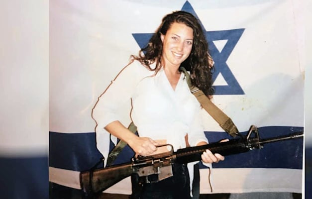 עוד_דבורה_גסמן_כמתנדבת_בבסיס_תל_השומר_תמונת_המריבה_vbfv5i.jpg